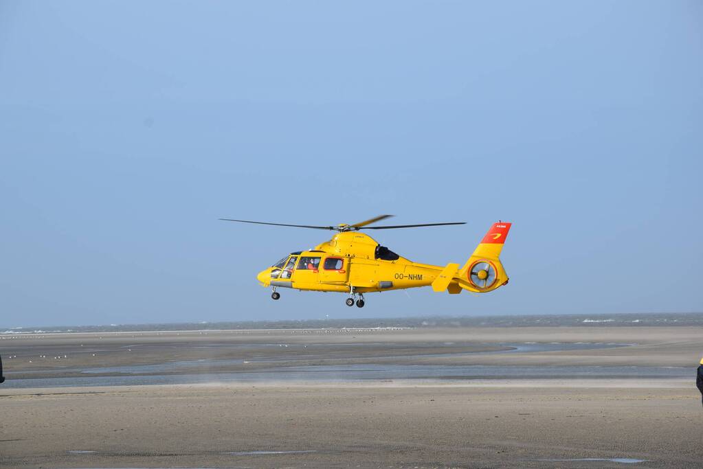 Personen ingesloten door water op zandbank