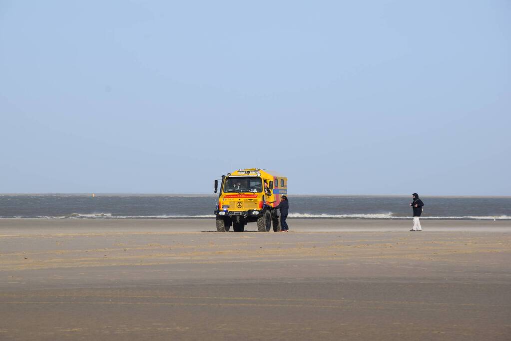 Personen ingesloten door water op zandbank