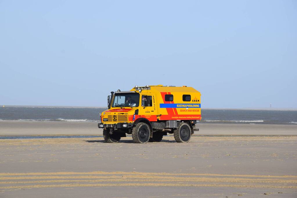 Personen ingesloten door water op zandbank