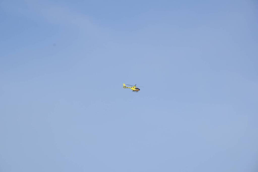 Personen ingesloten door water op zandbank