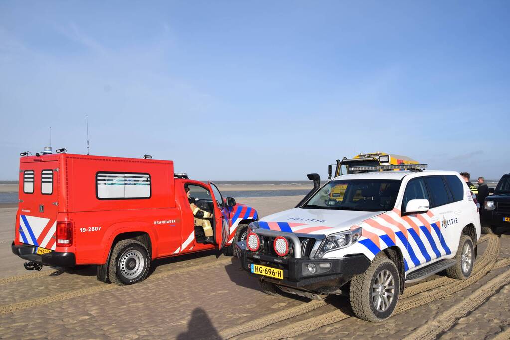 Personen ingesloten door water op zandbank