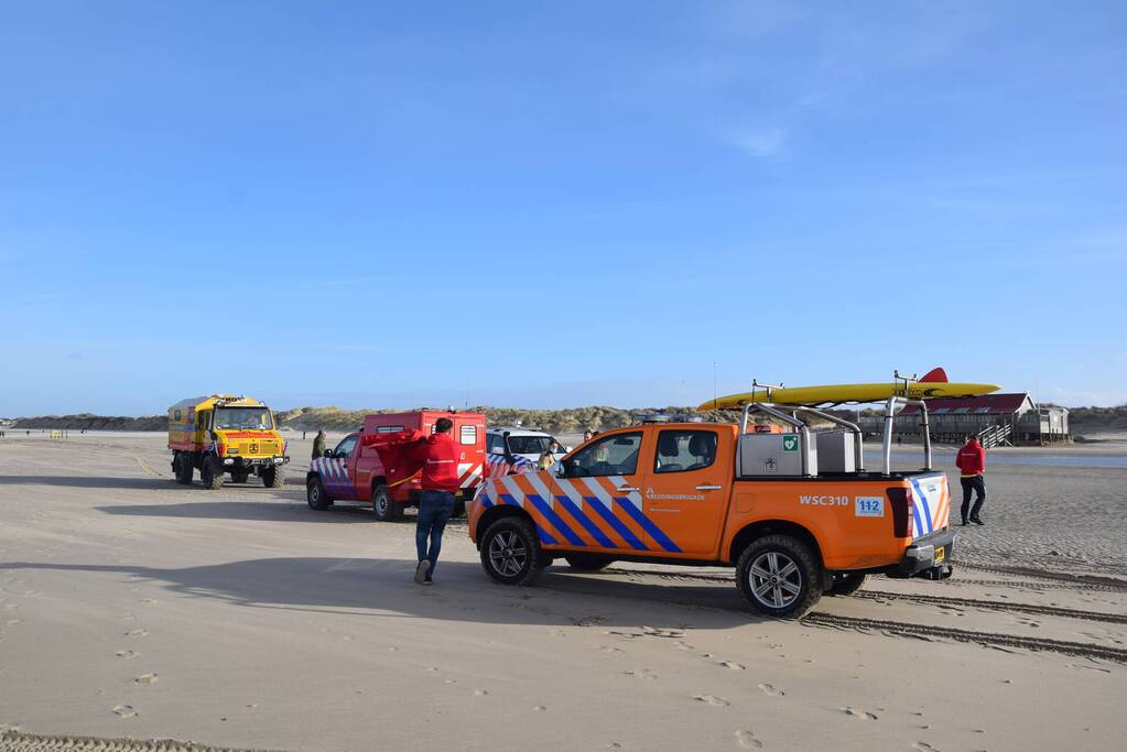 Personen ingesloten door water op zandbank