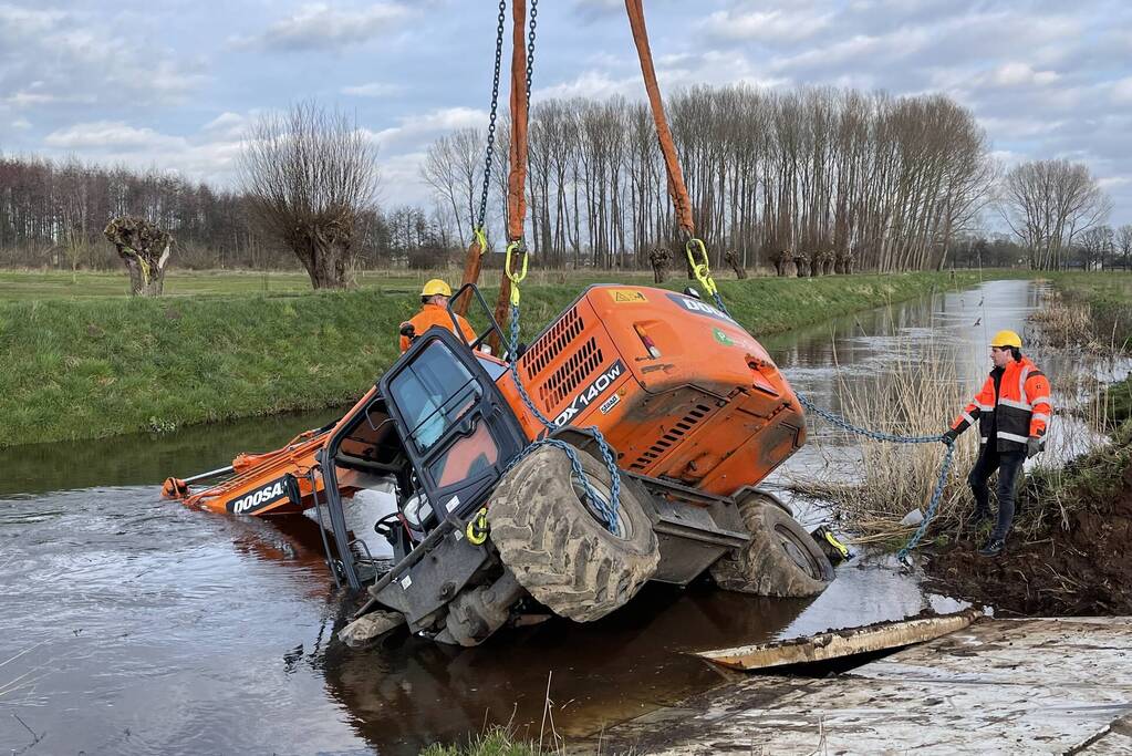 Graafmachine belandt in sloot