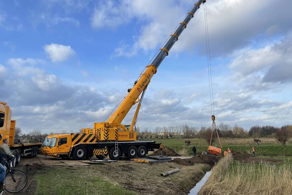 Graafmachine belandt in sloot