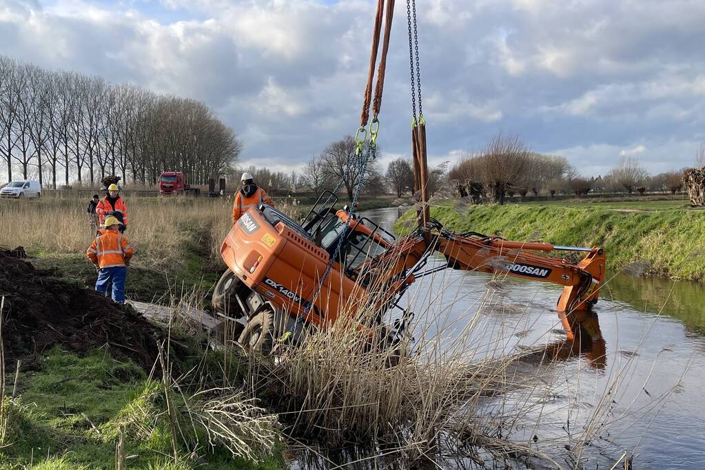 Graafmachine belandt in sloot