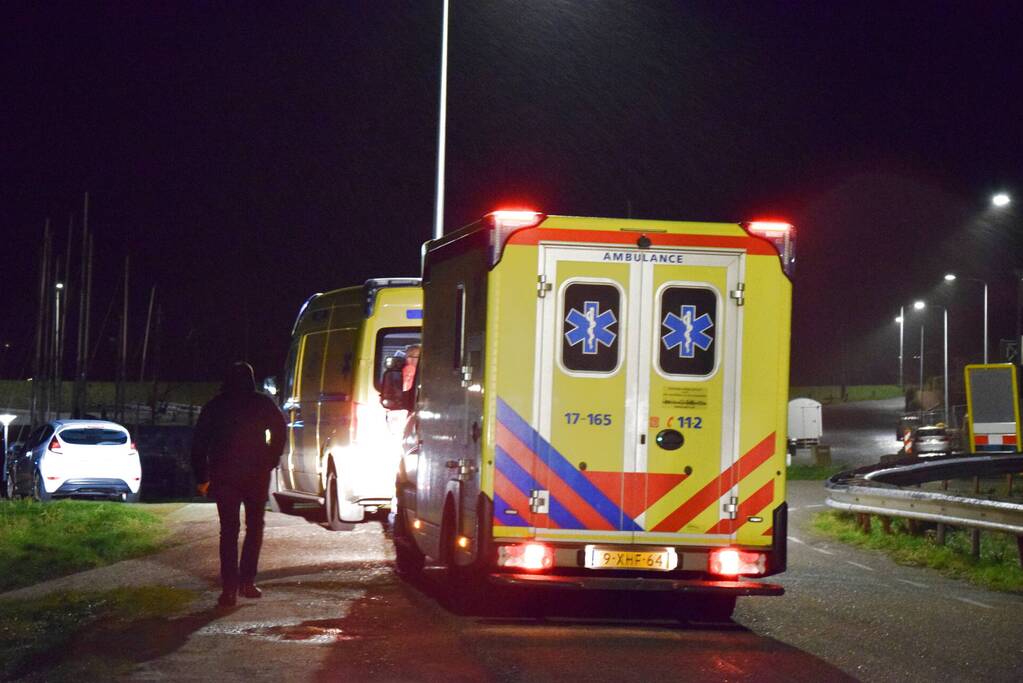 Twee personen te water na omslaan van zeilboot