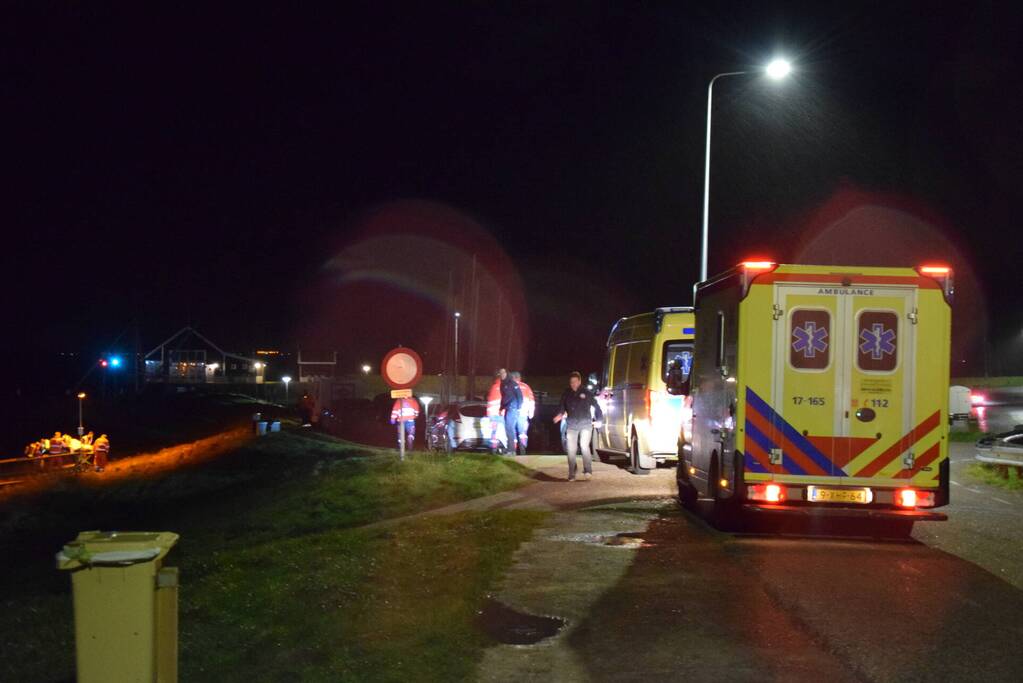 Twee personen te water na omslaan van zeilboot