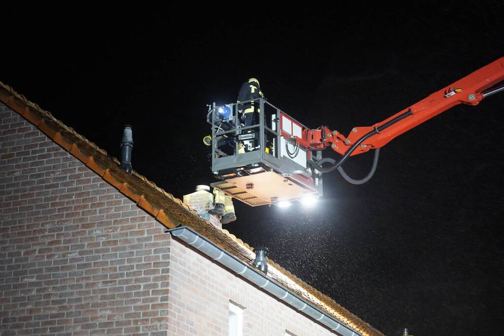 Brand in schoorsteen van woning