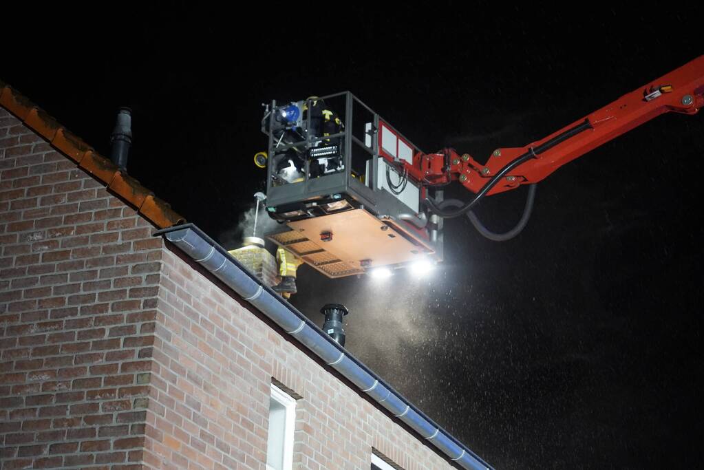 Brand in schoorsteen van woning