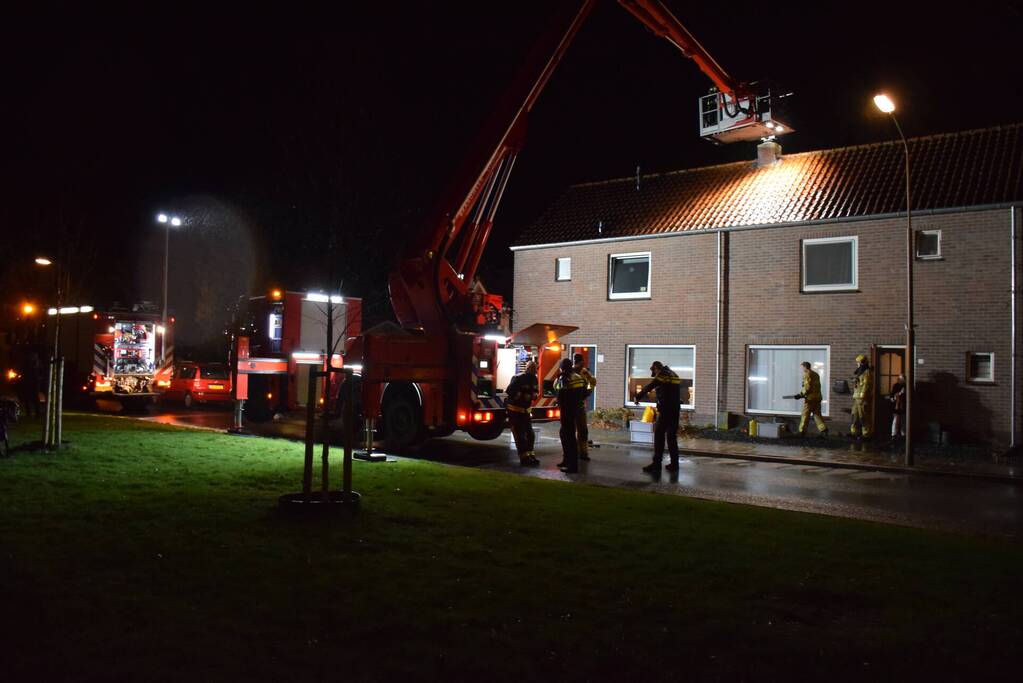 Brand in schoorsteen van woning
