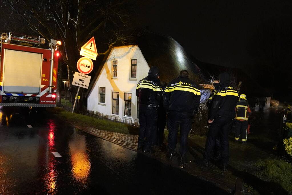 Brandweer ventileert woning vanwege brand in schoorsteen