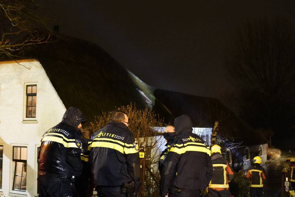 Brandweer ventileert woning vanwege brand in schoorsteen