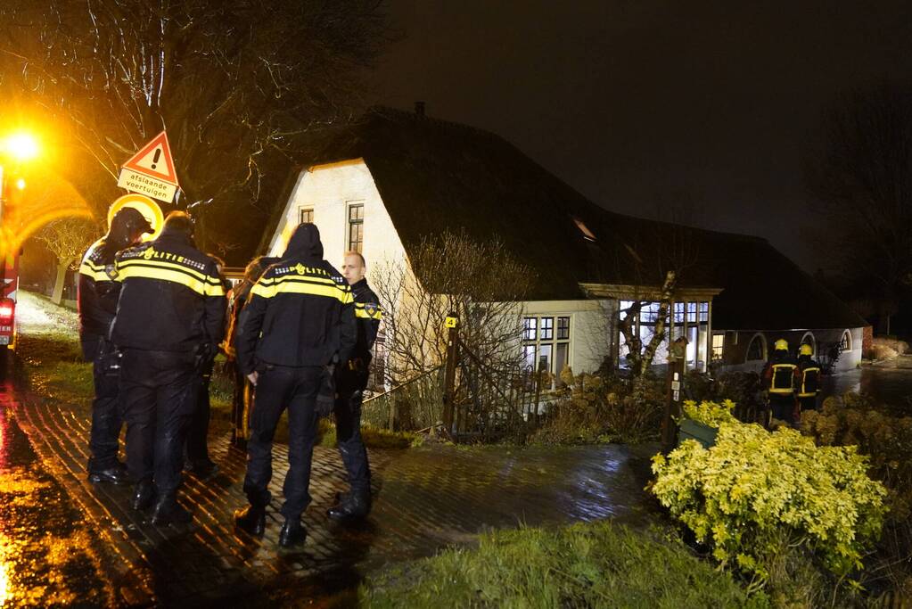Brandweer ventileert woning vanwege brand in schoorsteen