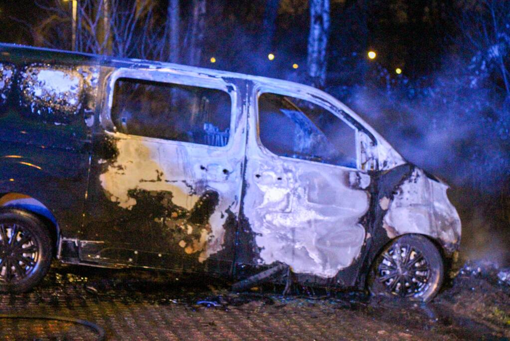 Busje volledig verwoest vanwege brand