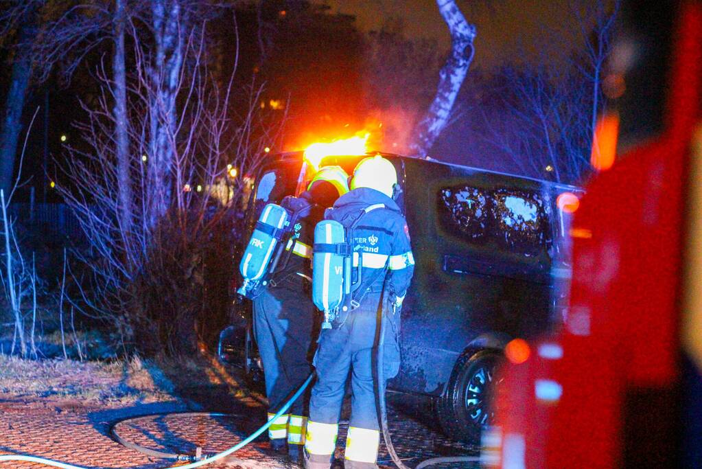 Busje volledig verwoest vanwege brand