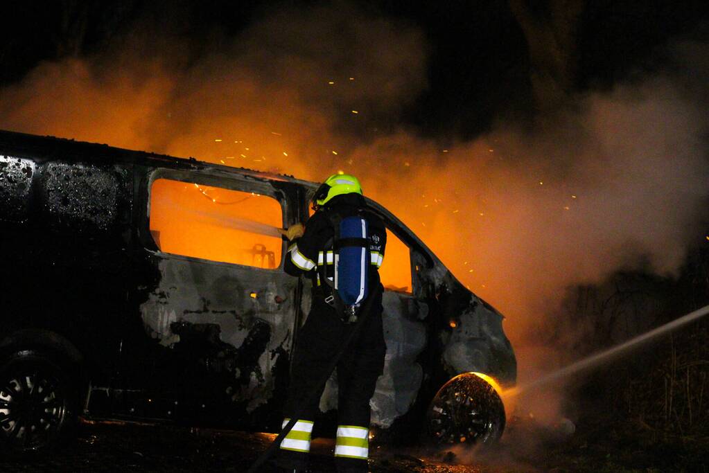 Busje volledig verwoest vanwege brand