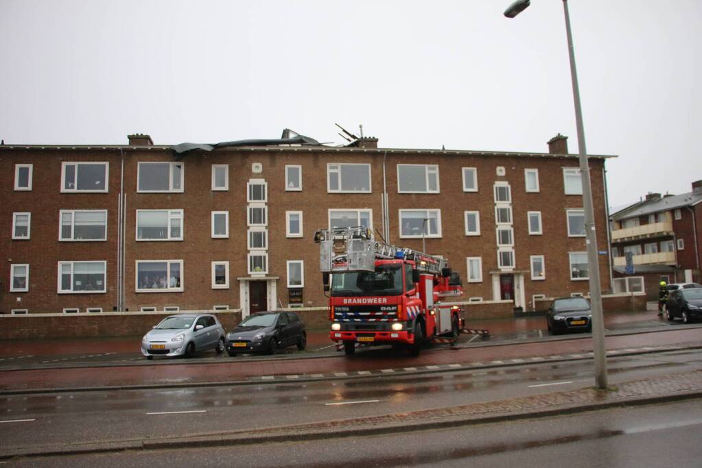 Groot stuk dak waait van flat