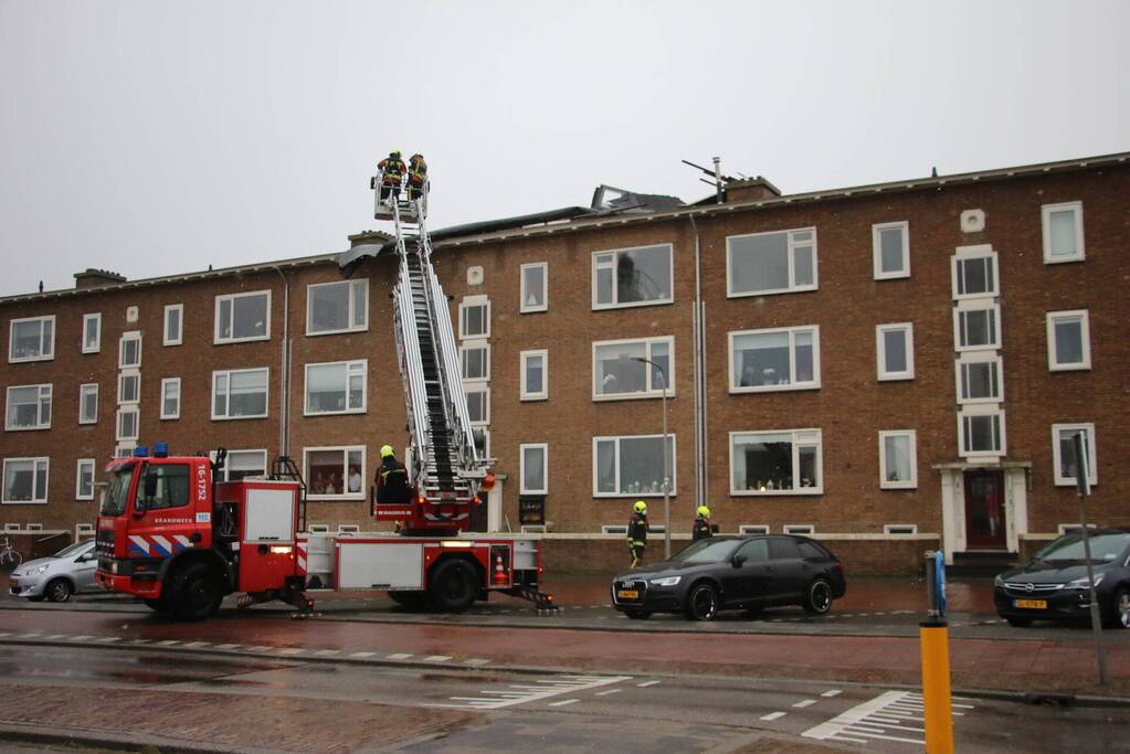 Groot stuk dak waait van flat