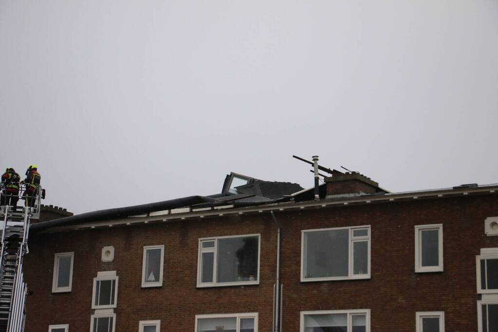 Groot stuk dak waait van flat