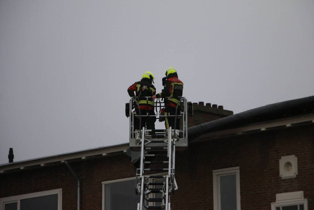 Groot stuk dak waait van flat