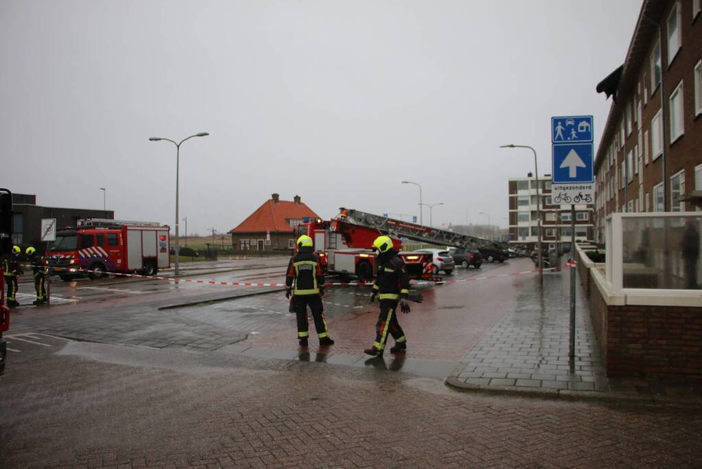 Groot stuk dak waait van flat