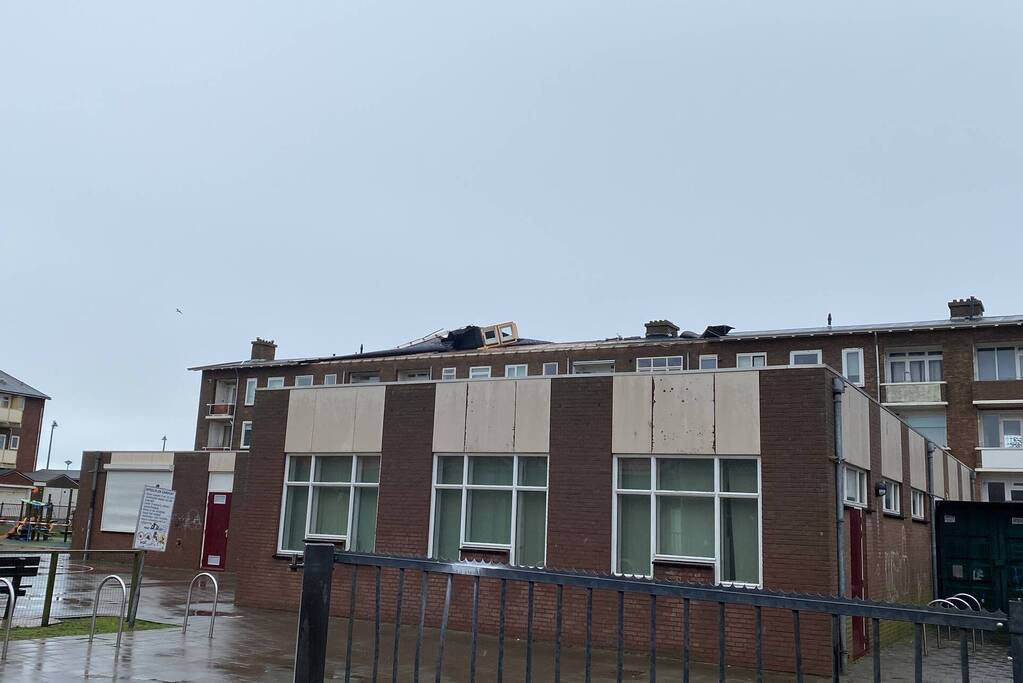 Groot stuk dak waait van flat