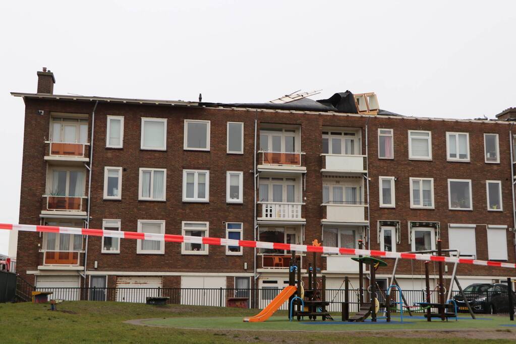 Groot stuk dak waait van flat