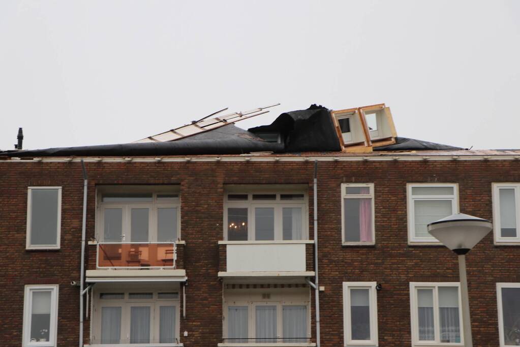 Groot stuk dak waait van flat