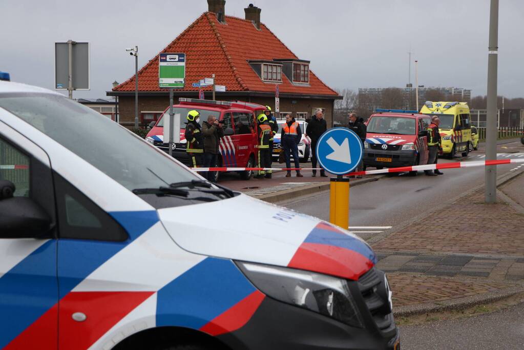 Groot stuk dak waait van flat