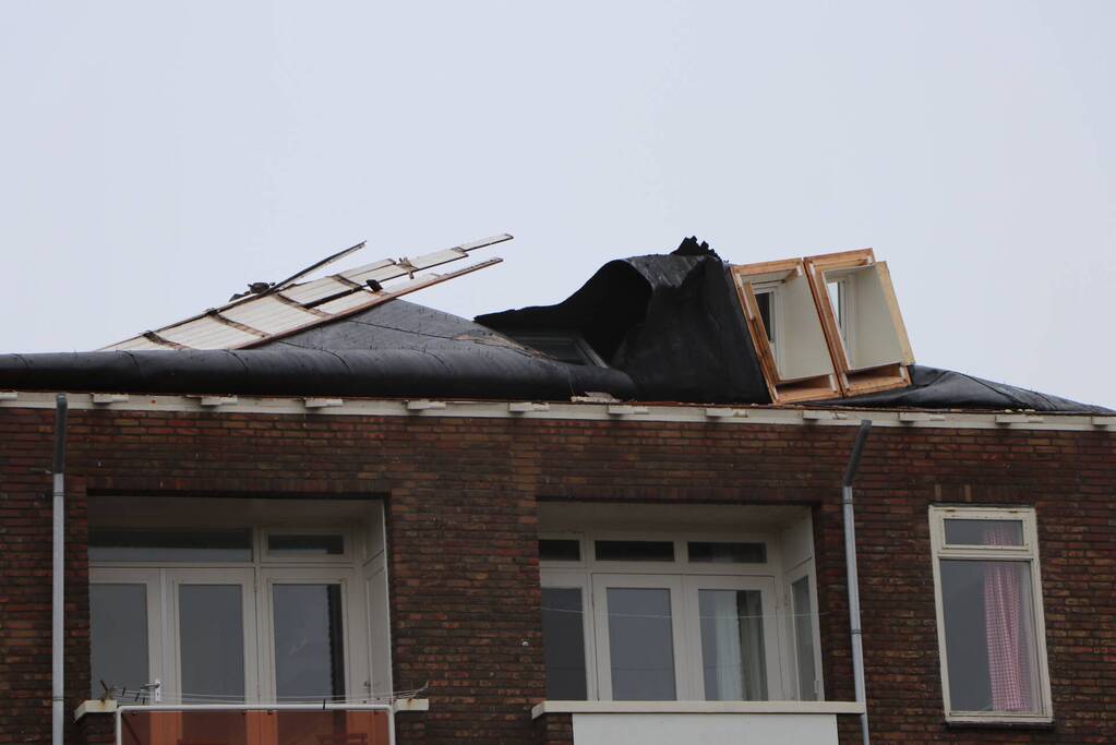 Groot stuk dak waait van flat