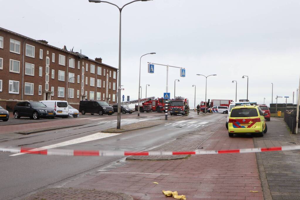 Groot stuk dak waait van flat