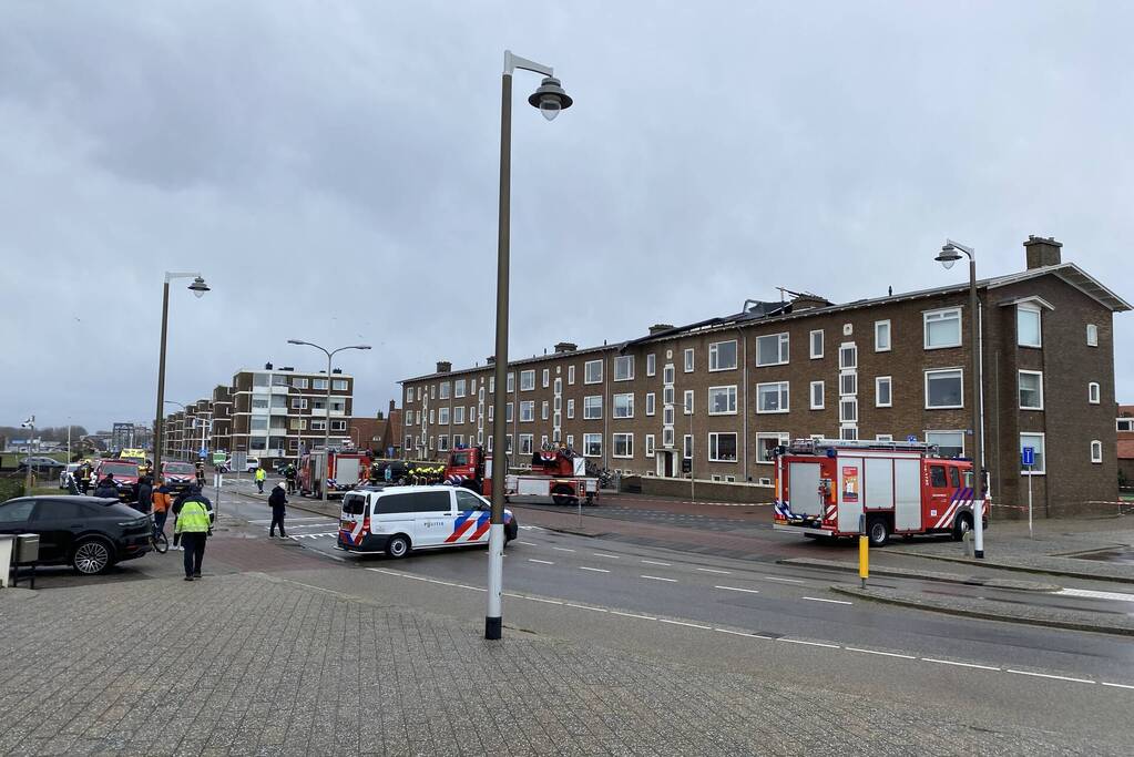 Groot stuk dak waait van flat