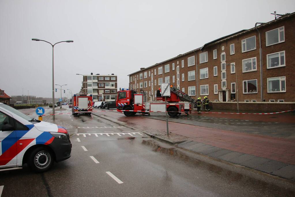 Groot stuk dak waait van flat