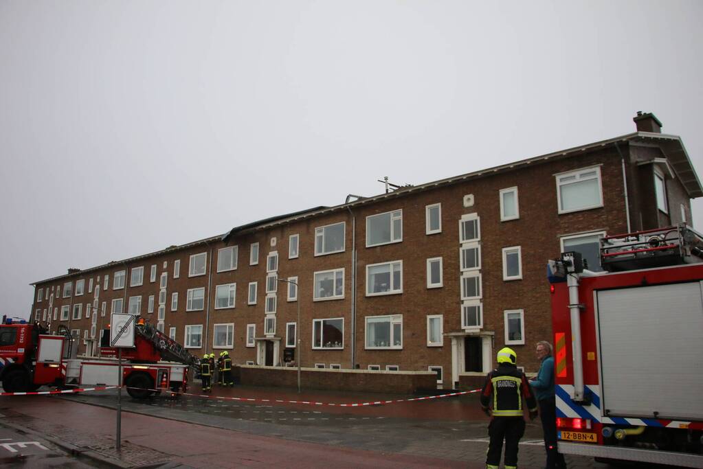 Groot stuk dak waait van flat