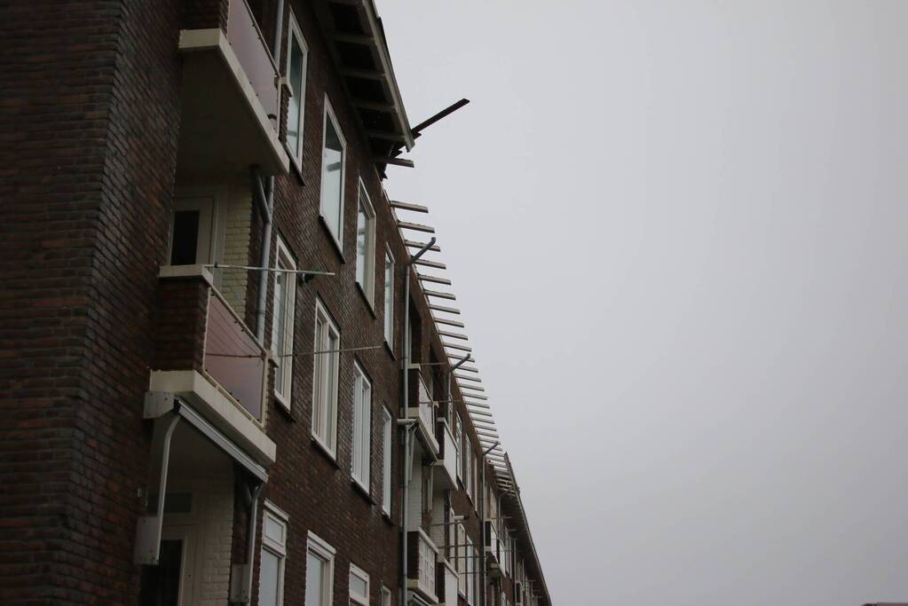 Groot stuk dak waait van flat