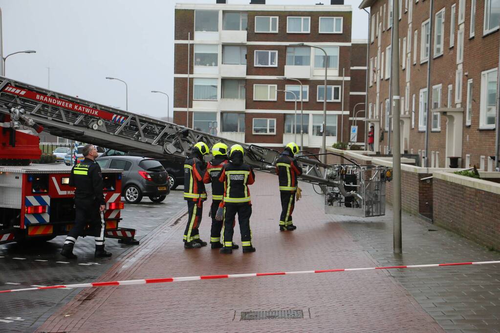 Groot stuk dak waait van flat