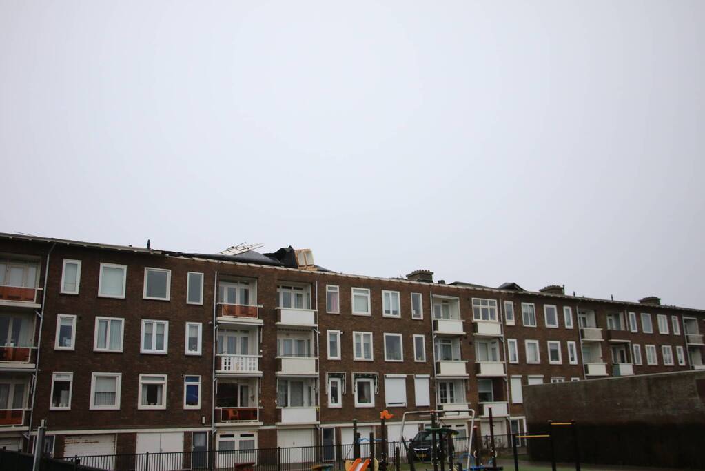 Groot stuk dak waait van flat