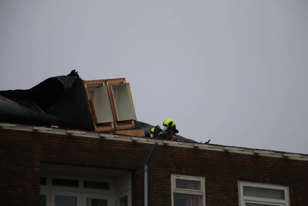 Groot stuk dak waait van flat