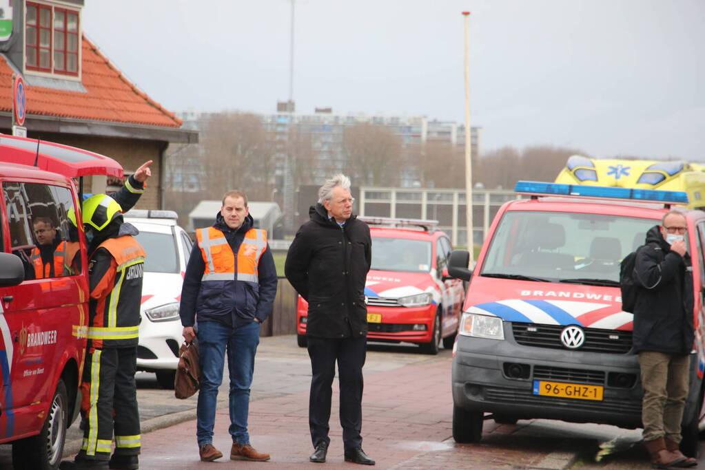 Groot stuk dak waait van flat