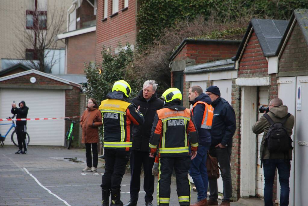 Groot stuk dak waait van flat