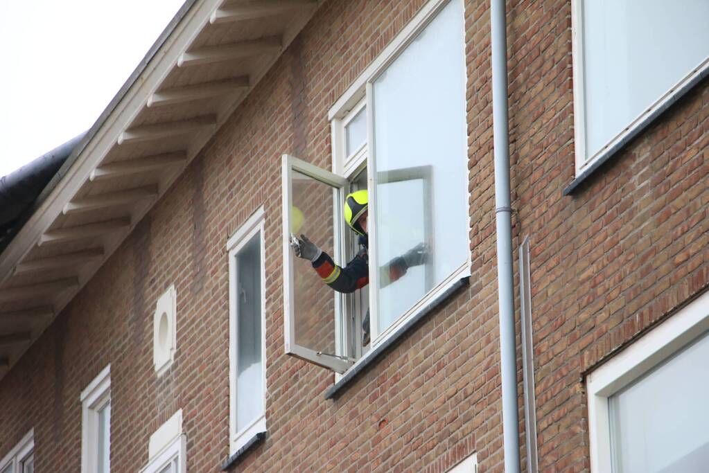 Groot stuk dak waait van flat