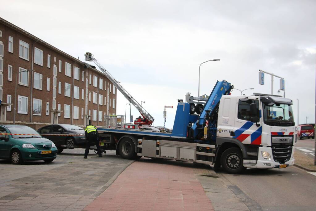 Groot stuk dak waait van flat