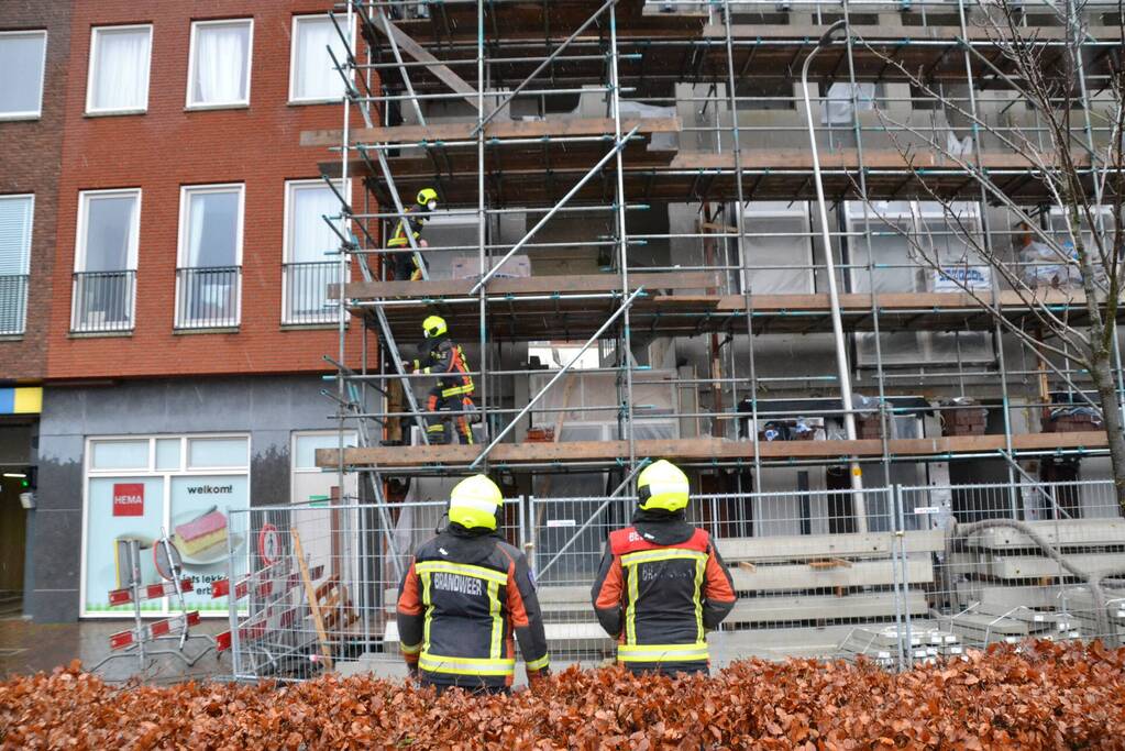 Planken dreigen van steiger te waaien