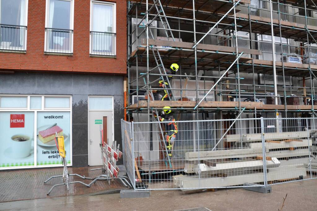 Planken dreigen van steiger te waaien