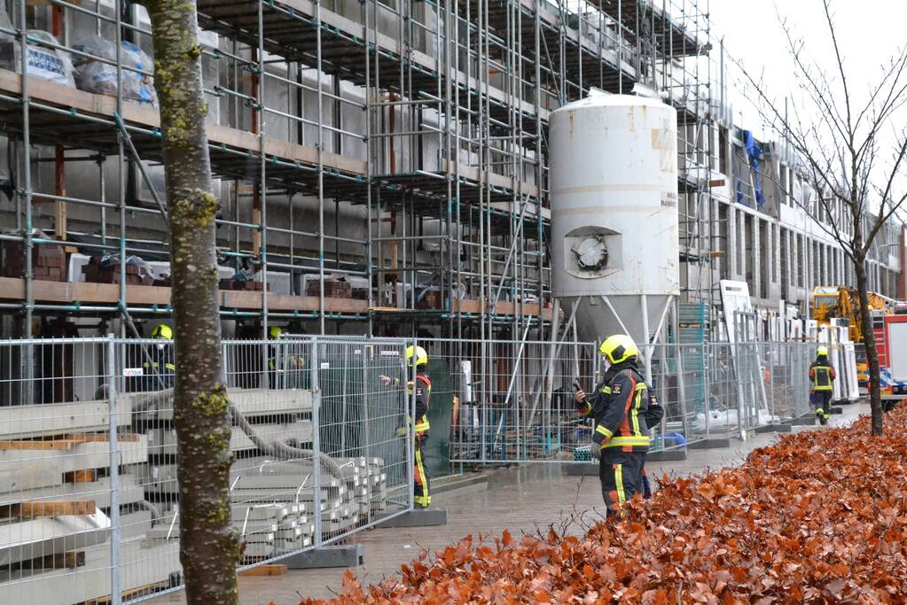 Planken dreigen van steiger te waaien