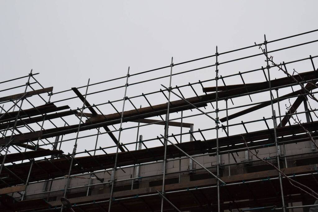 Planken dreigen van steiger te waaien