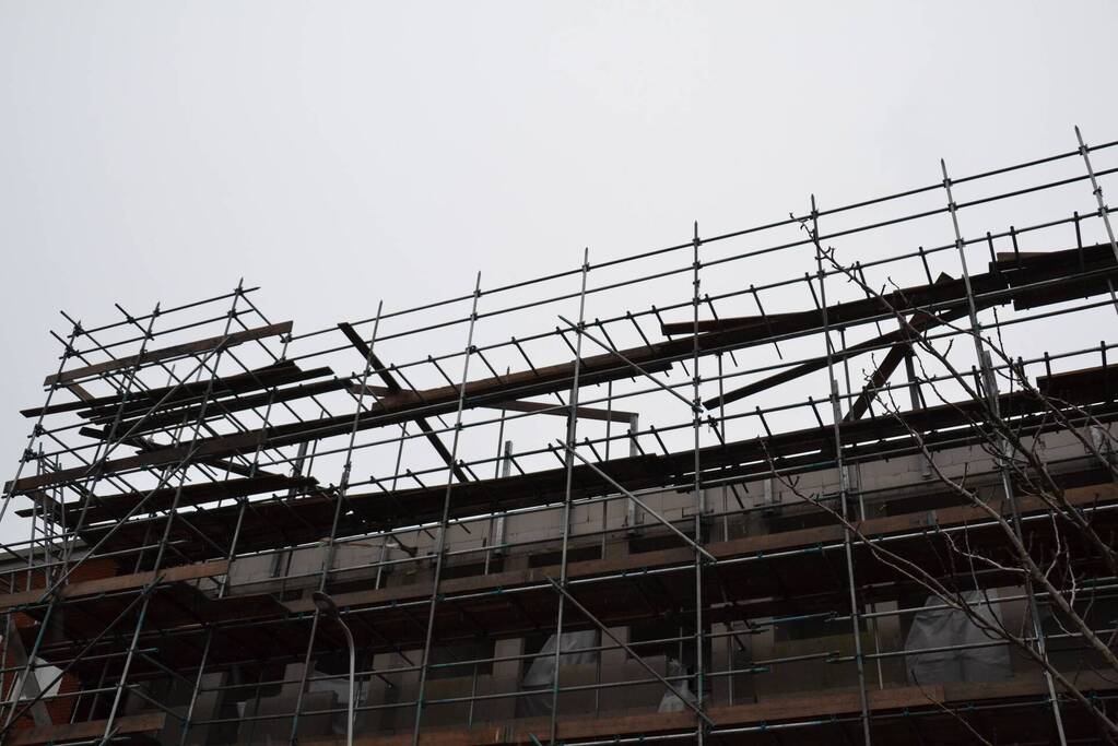 Planken dreigen van steiger te waaien