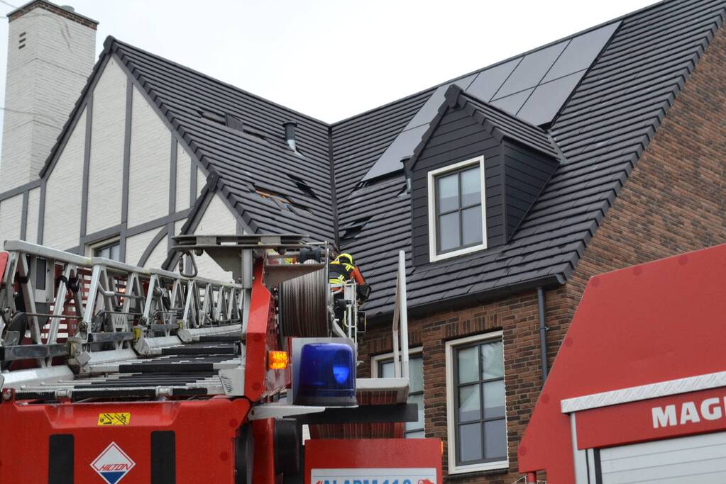 Dakpannen waaien van dak