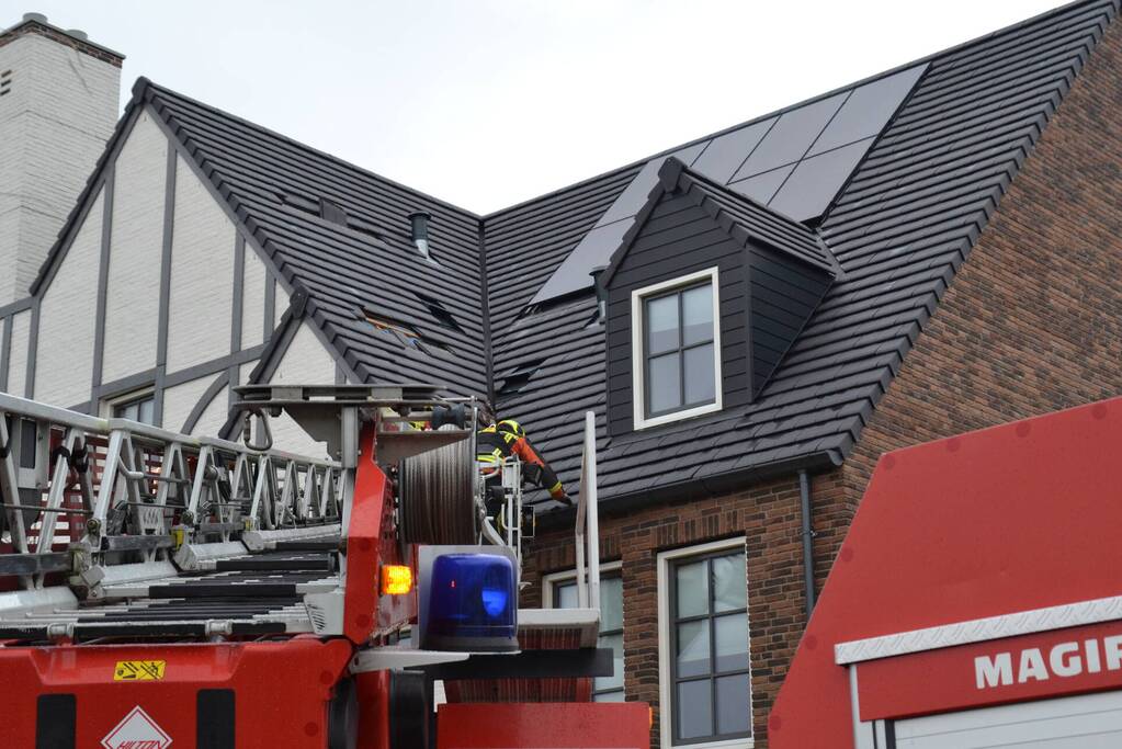 Dakpannen waaien van dak