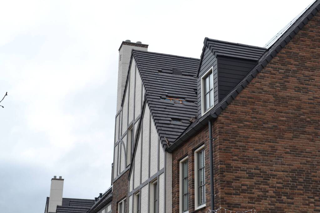 Dakpannen waaien van dak